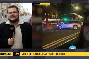 Sadursme Rīgā: vieglā automašīna pēc trieciena bloķē satiksmes joslu