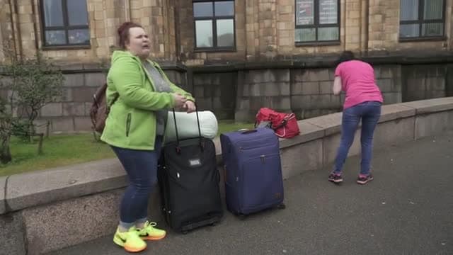 Caur ērkšķiem uz...