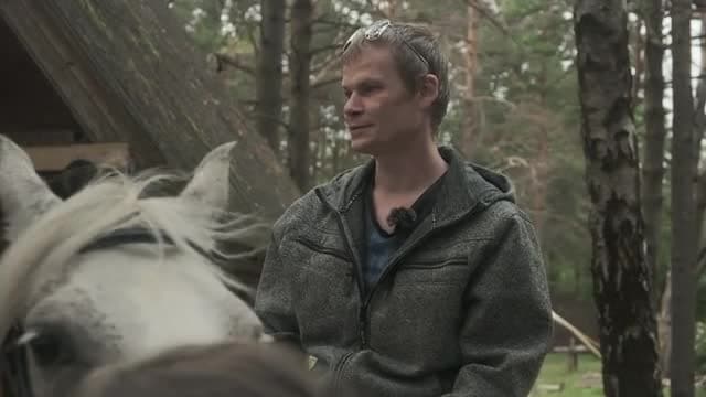 Caur ērkšķiem uz...