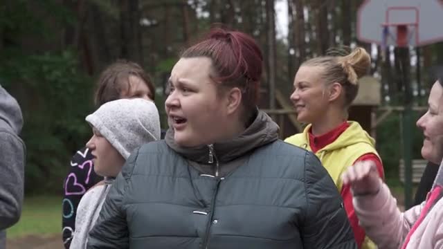 Caur ērkšķiem uz...