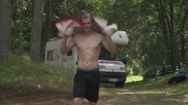 Caur ērkšķiem uz...