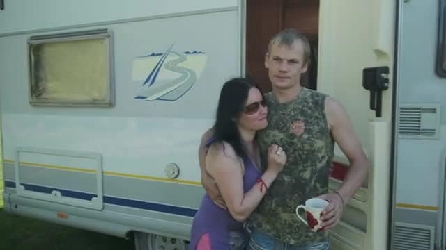 Caur ērkšķiem uz...