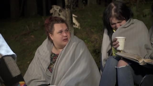 Caur ērkšķiem uz...