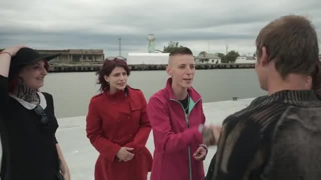 Caur ērkšķiem uz...