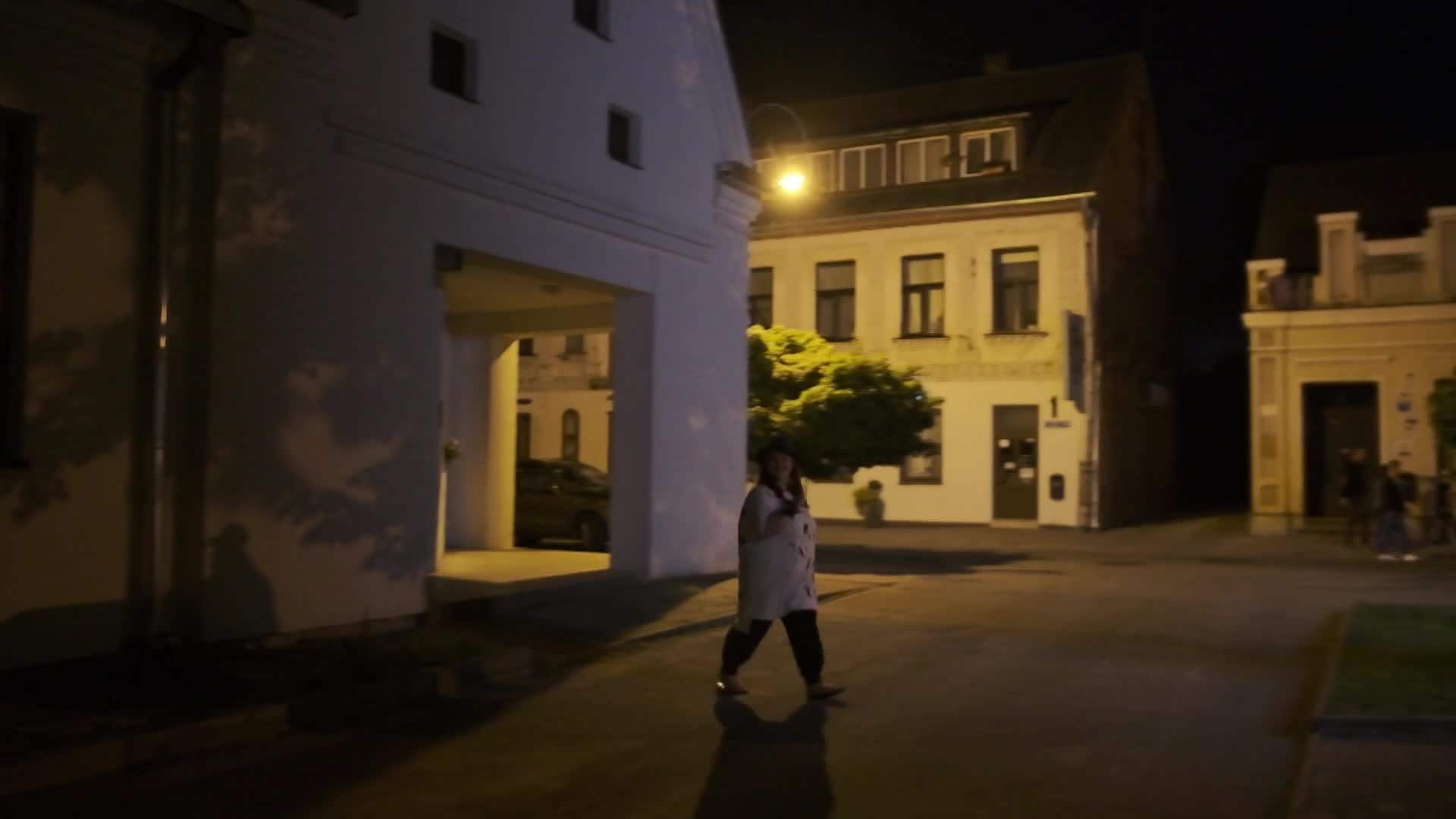 Caur ērkšķiem uz...