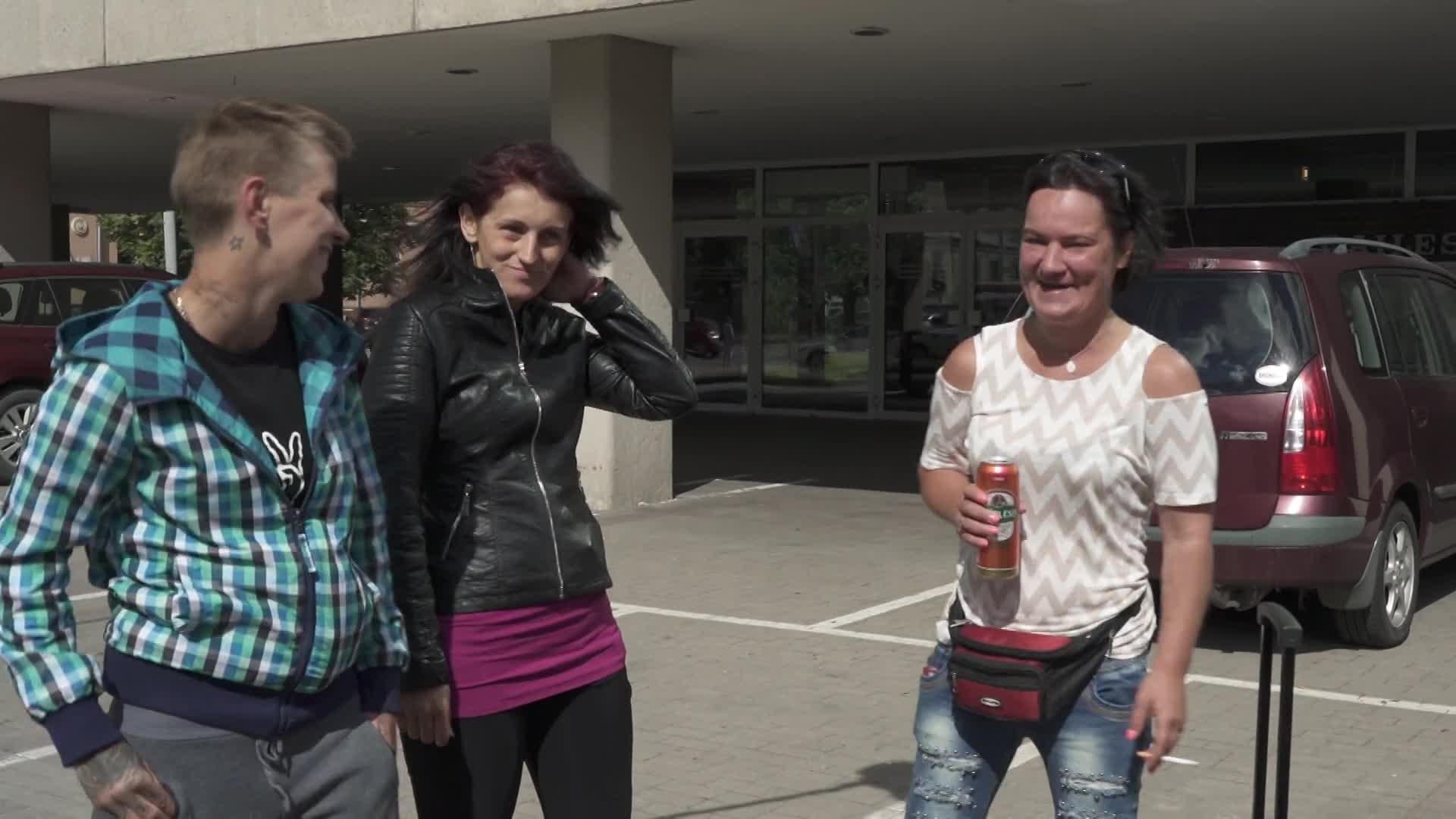 Caur ērkšķiem uz...