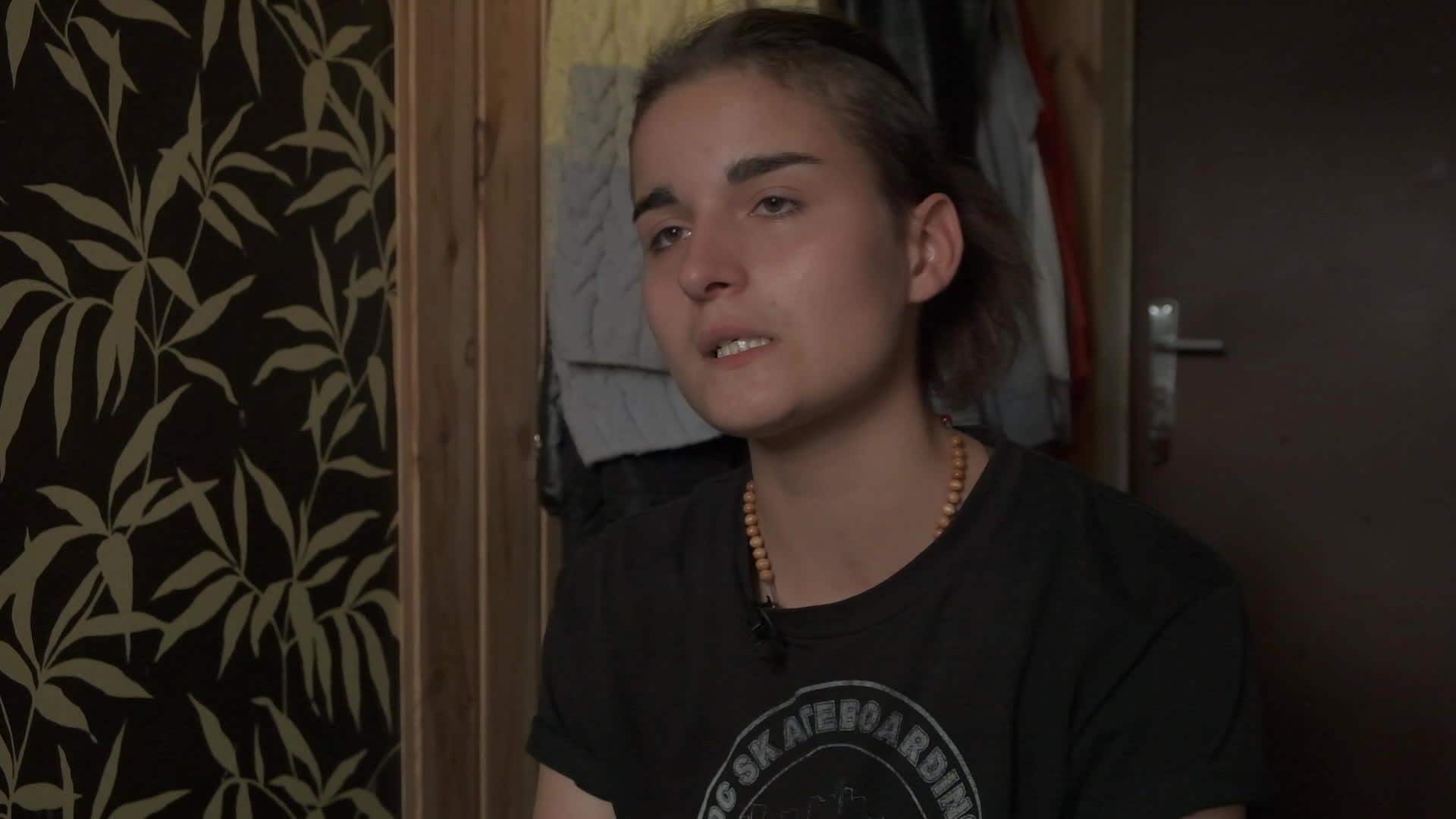 Caur ērkšķiem uz...