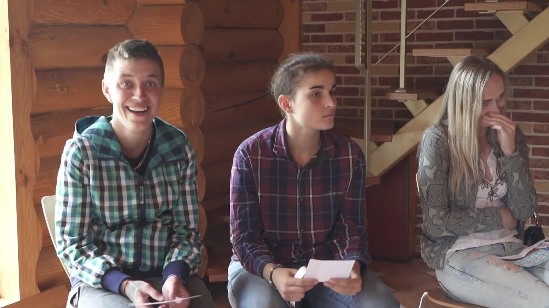 Caur ērkšķiem uz...