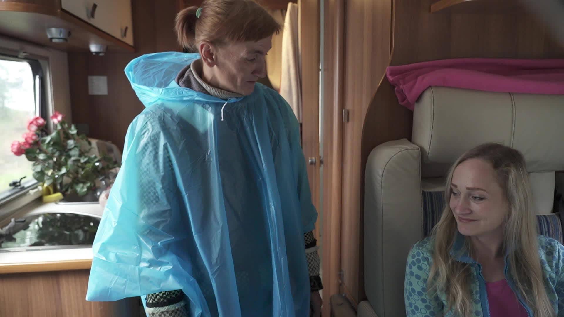 Caur ērkšķiem uz...