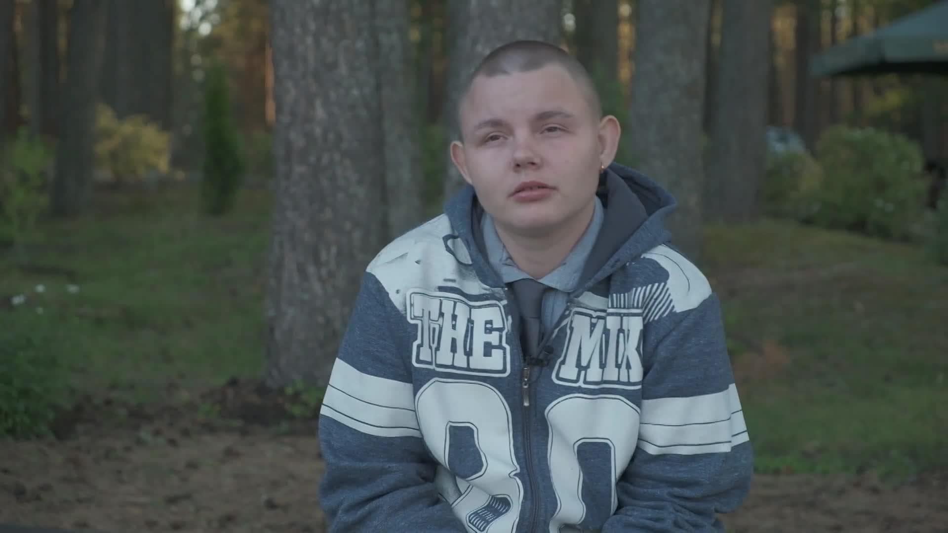 Caur ērkšķiem uz...