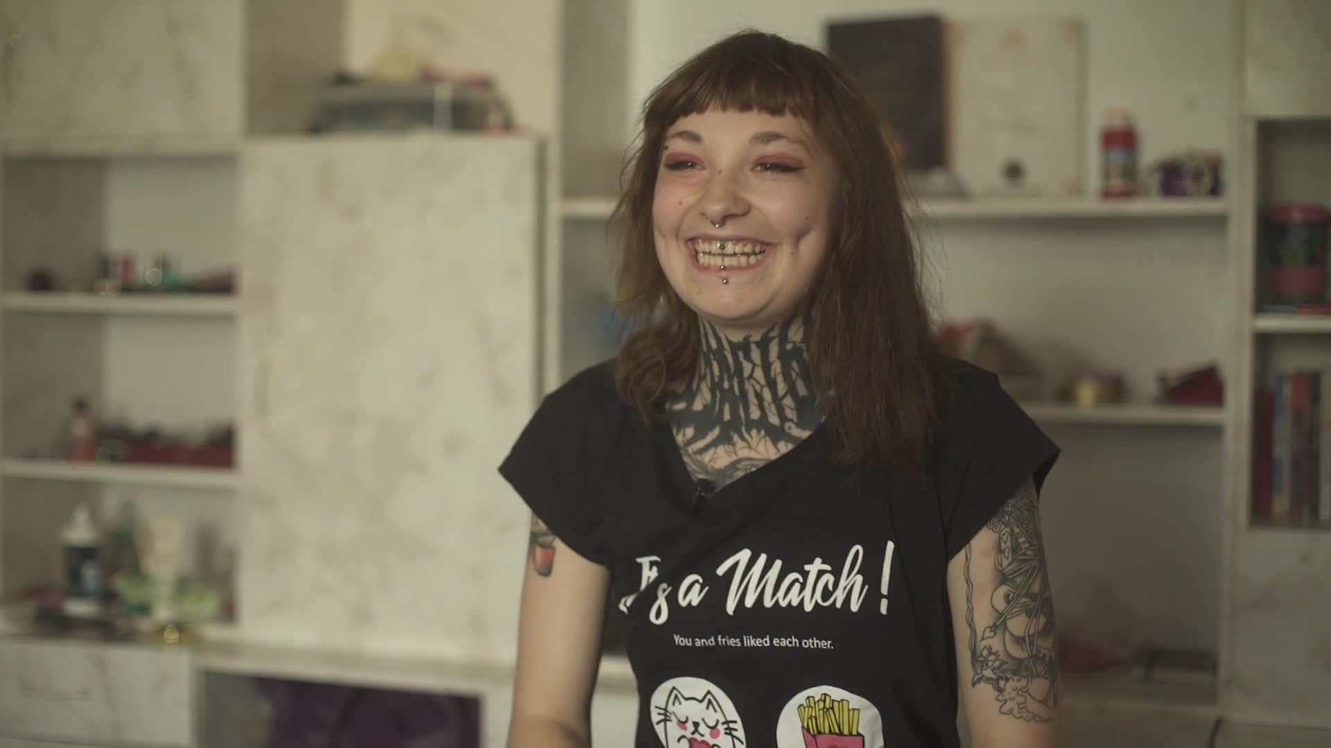 Caur ērkšķiem uz...