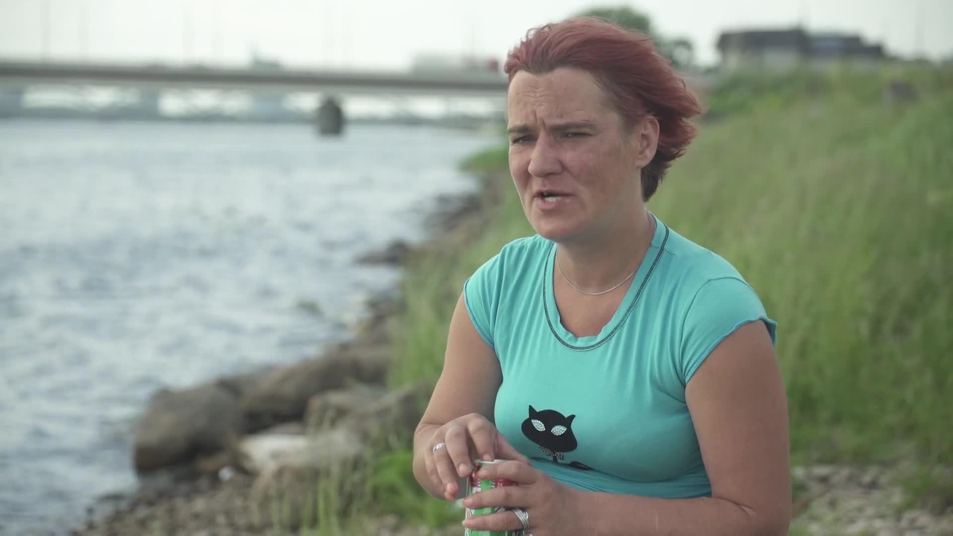 Caur ērkšķiem uz...