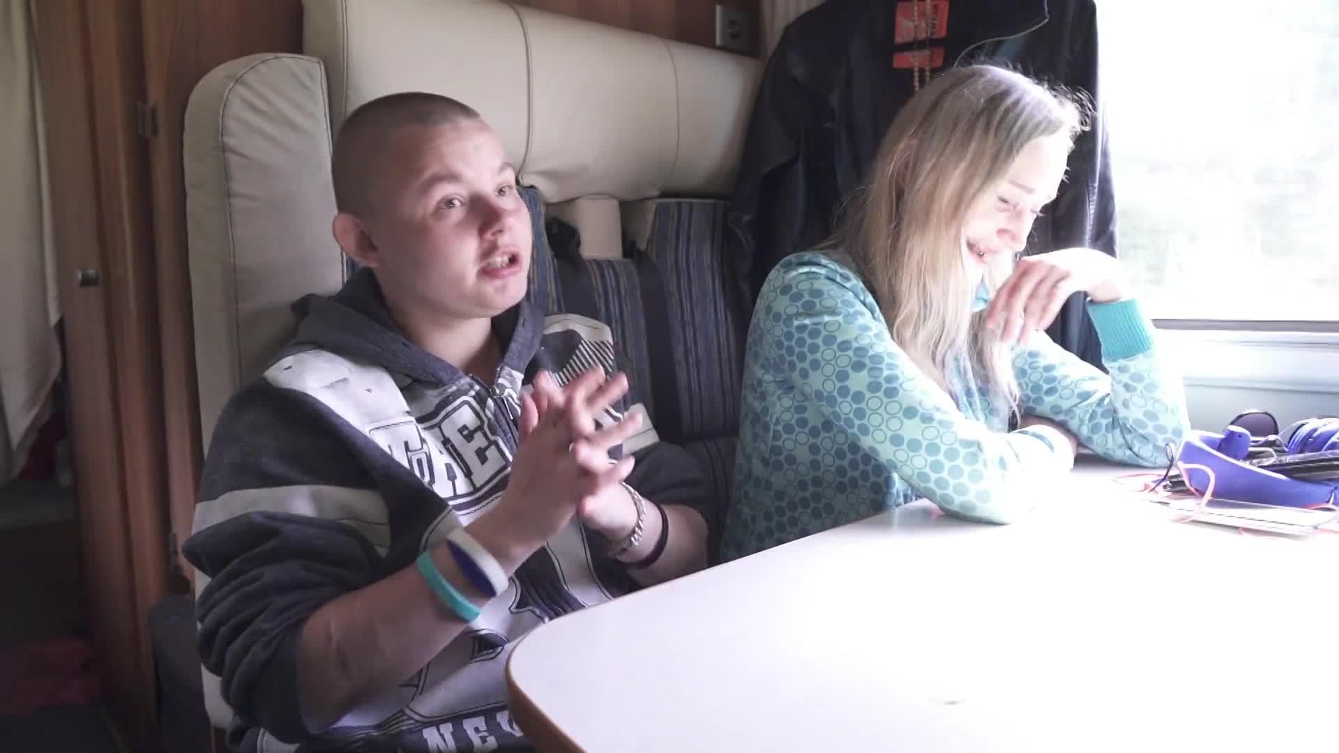 Caur ērkšķiem uz...