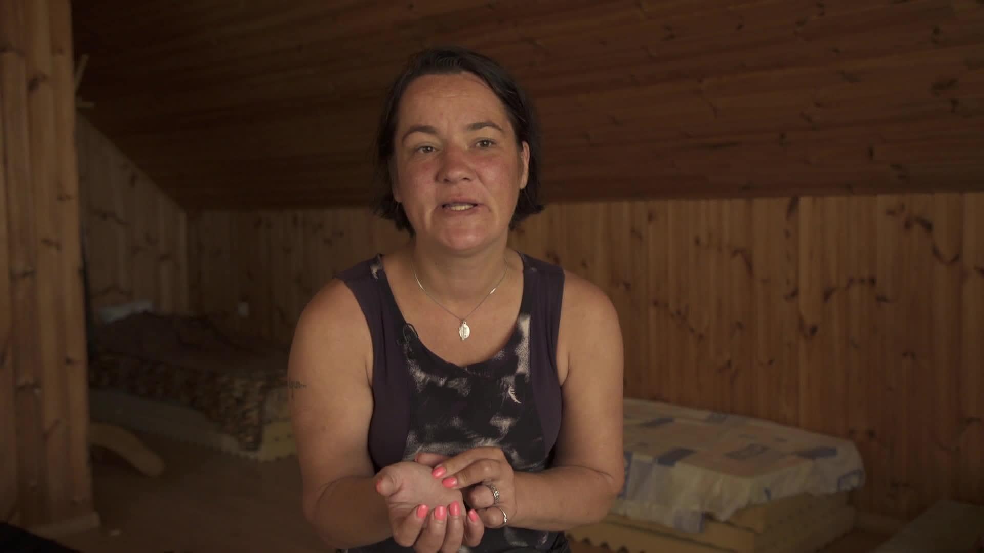 Caur ērkšķiem uz...