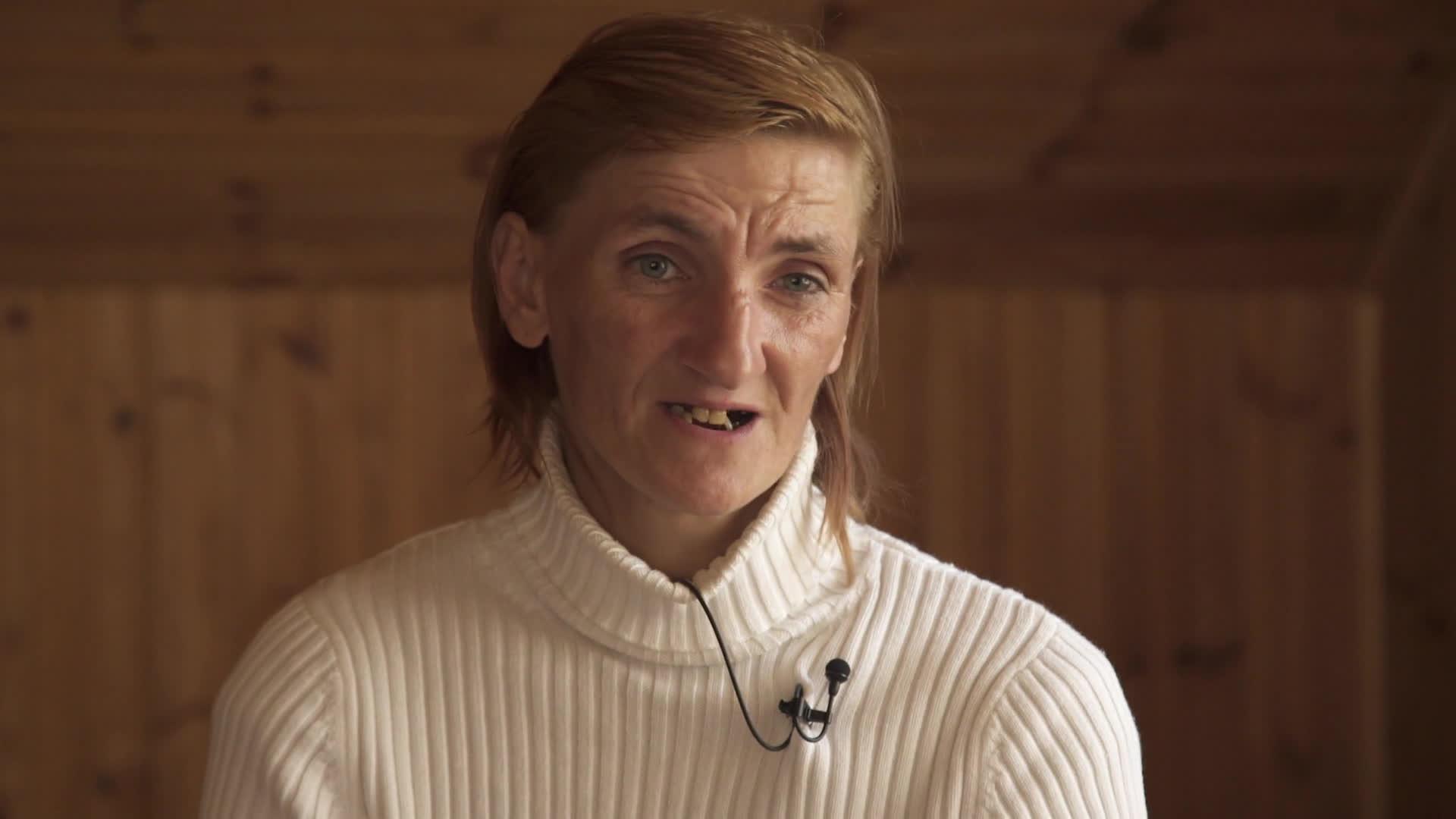 Caur ērkšķiem uz...