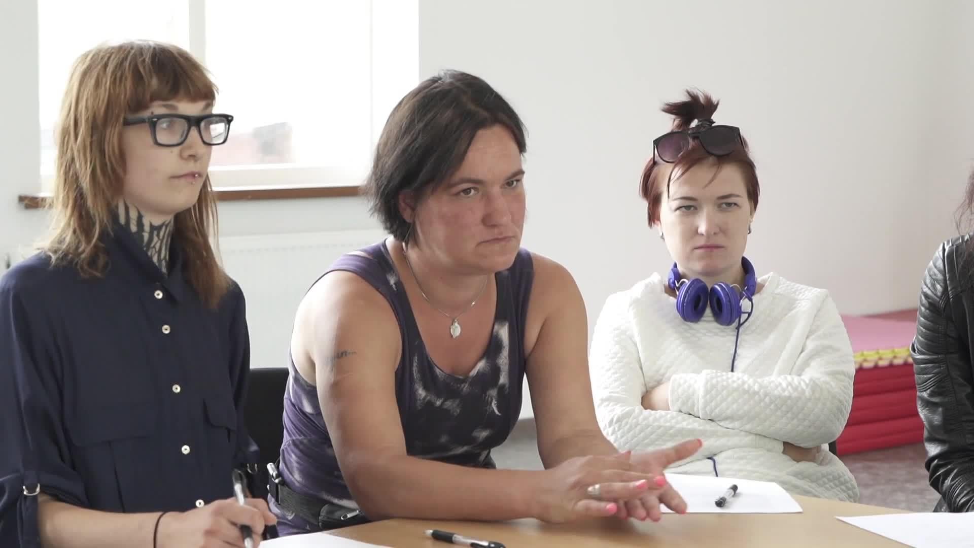 Caur ērkšķiem uz...