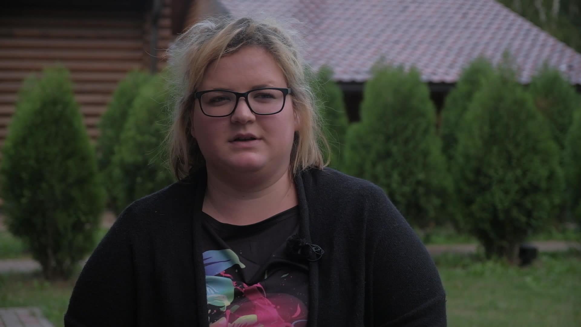 Caur ērkšķiem uz...