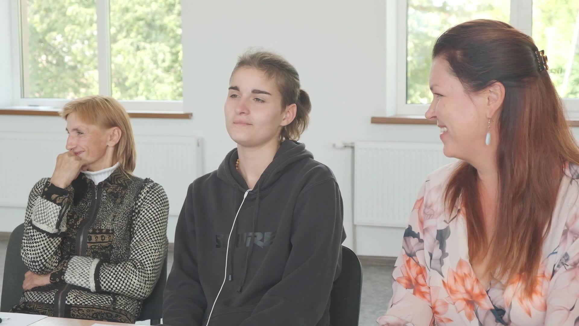 Caur ērkšķiem uz...