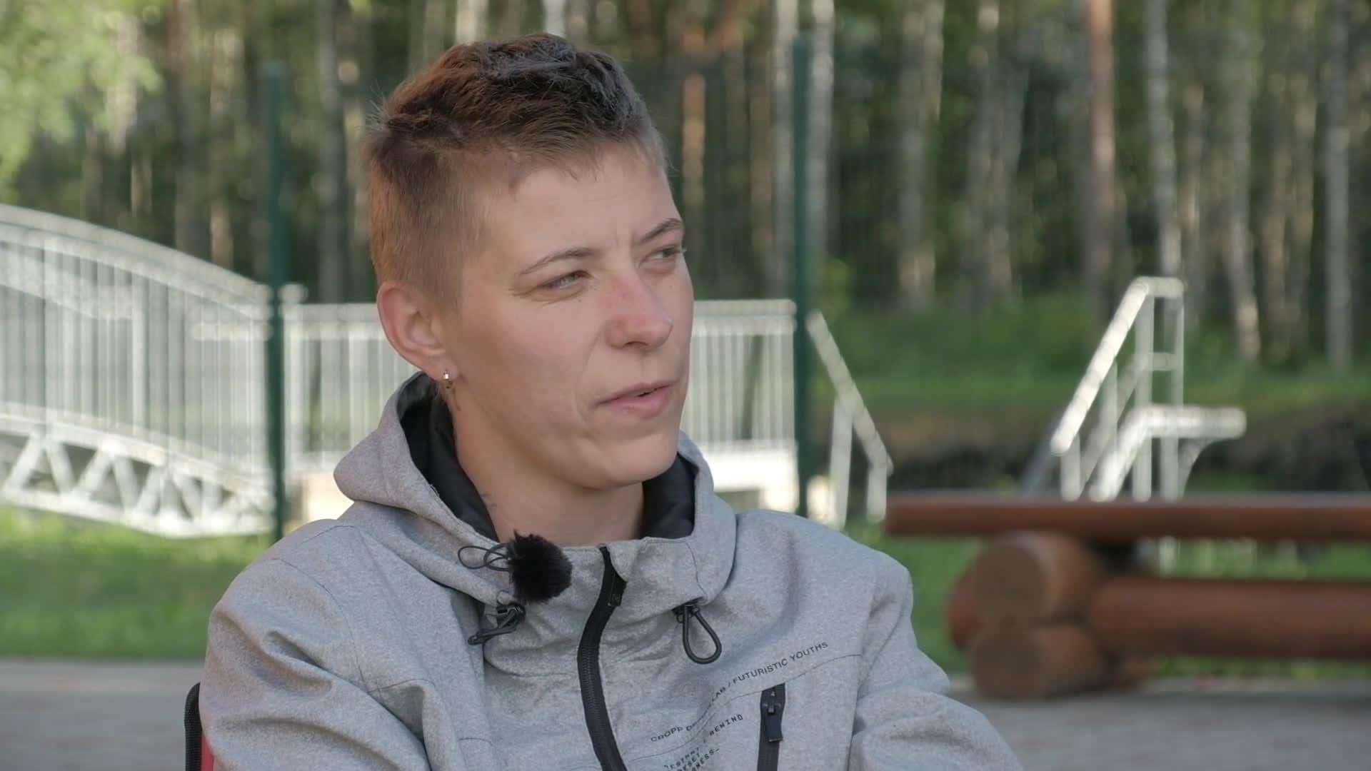 Caur ērkšķiem uz...