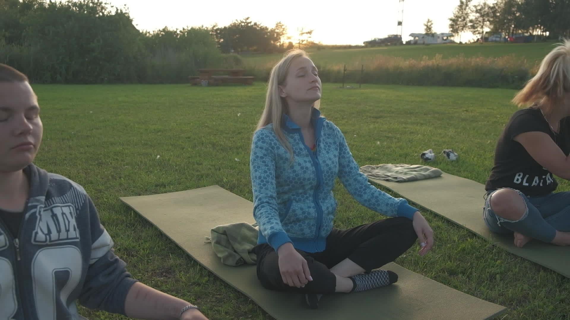 Caur ērkšķiem uz...