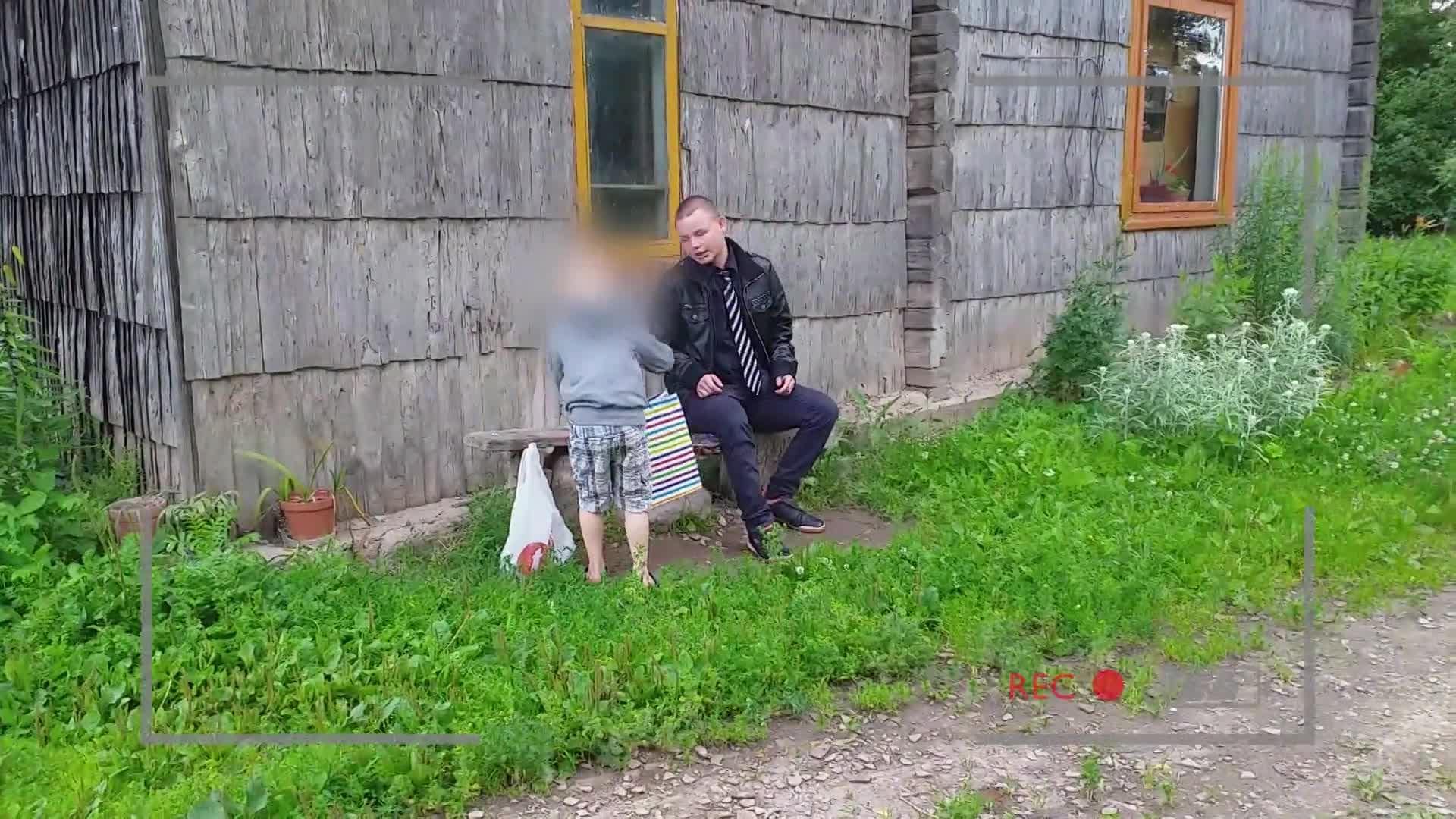 Caur ērkšķiem uz...