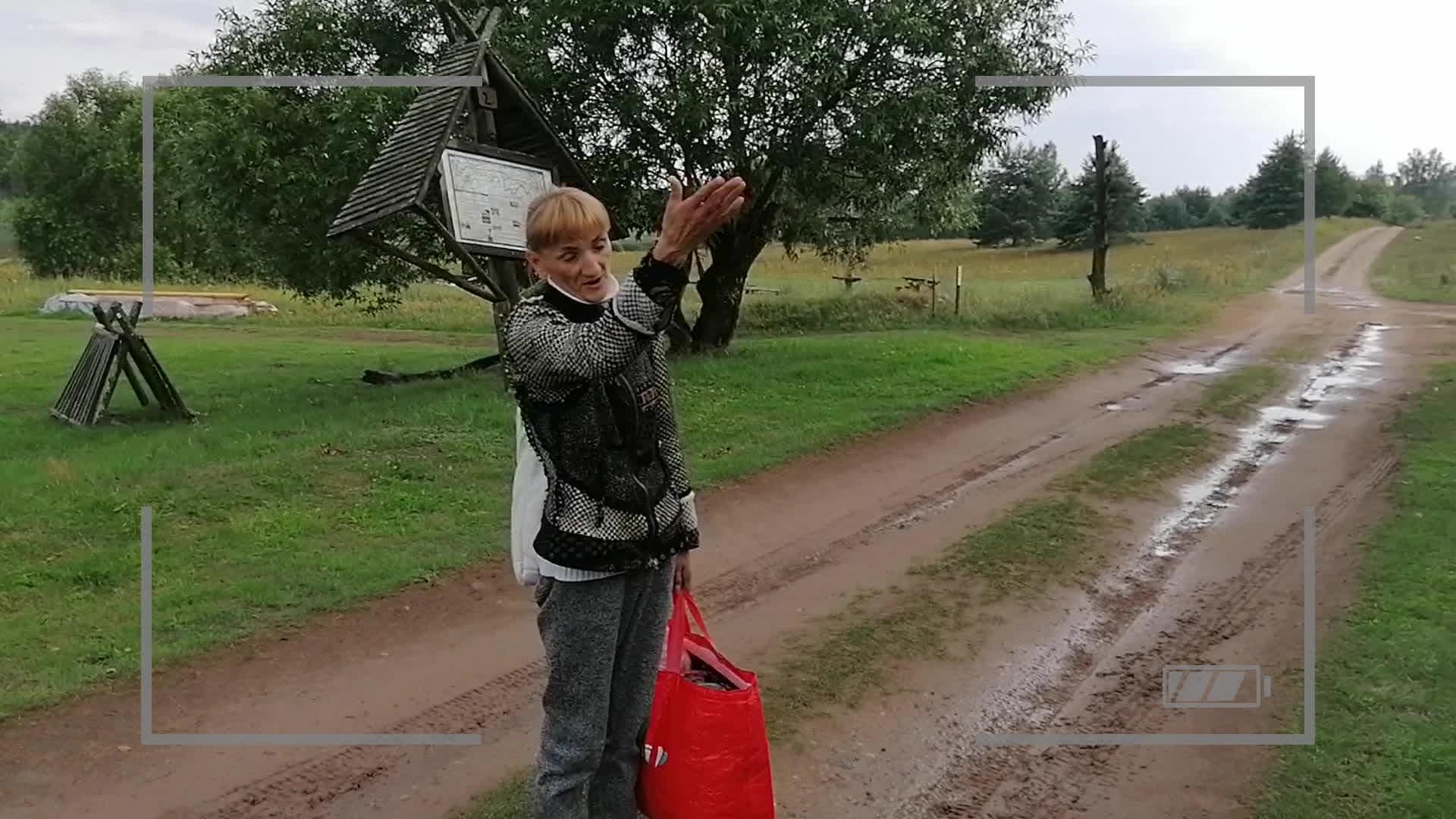 Caur ērkšķiem uz...