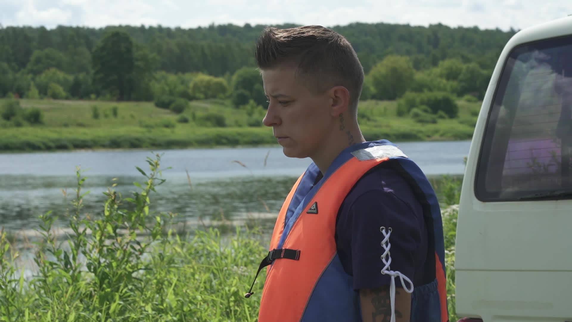 Caur ērkšķiem uz...