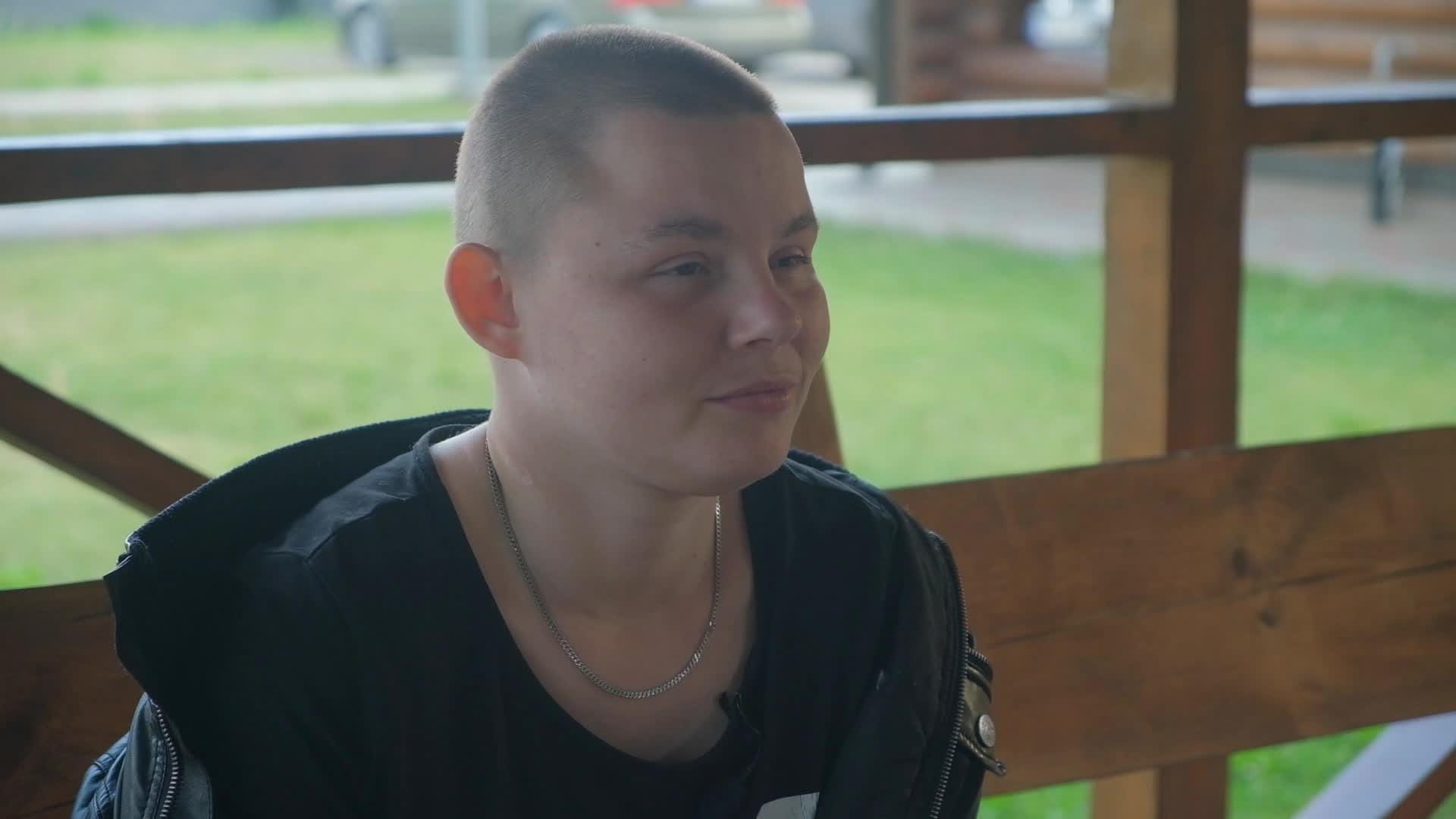 Caur ērkšķiem uz...