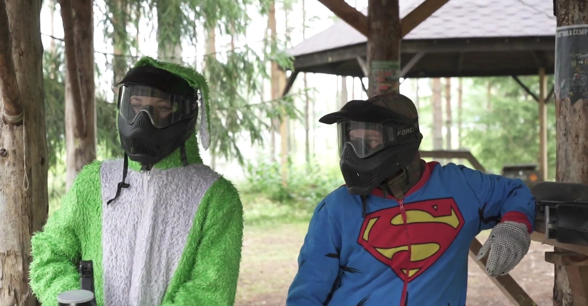 Caur ērkšķiem uz...