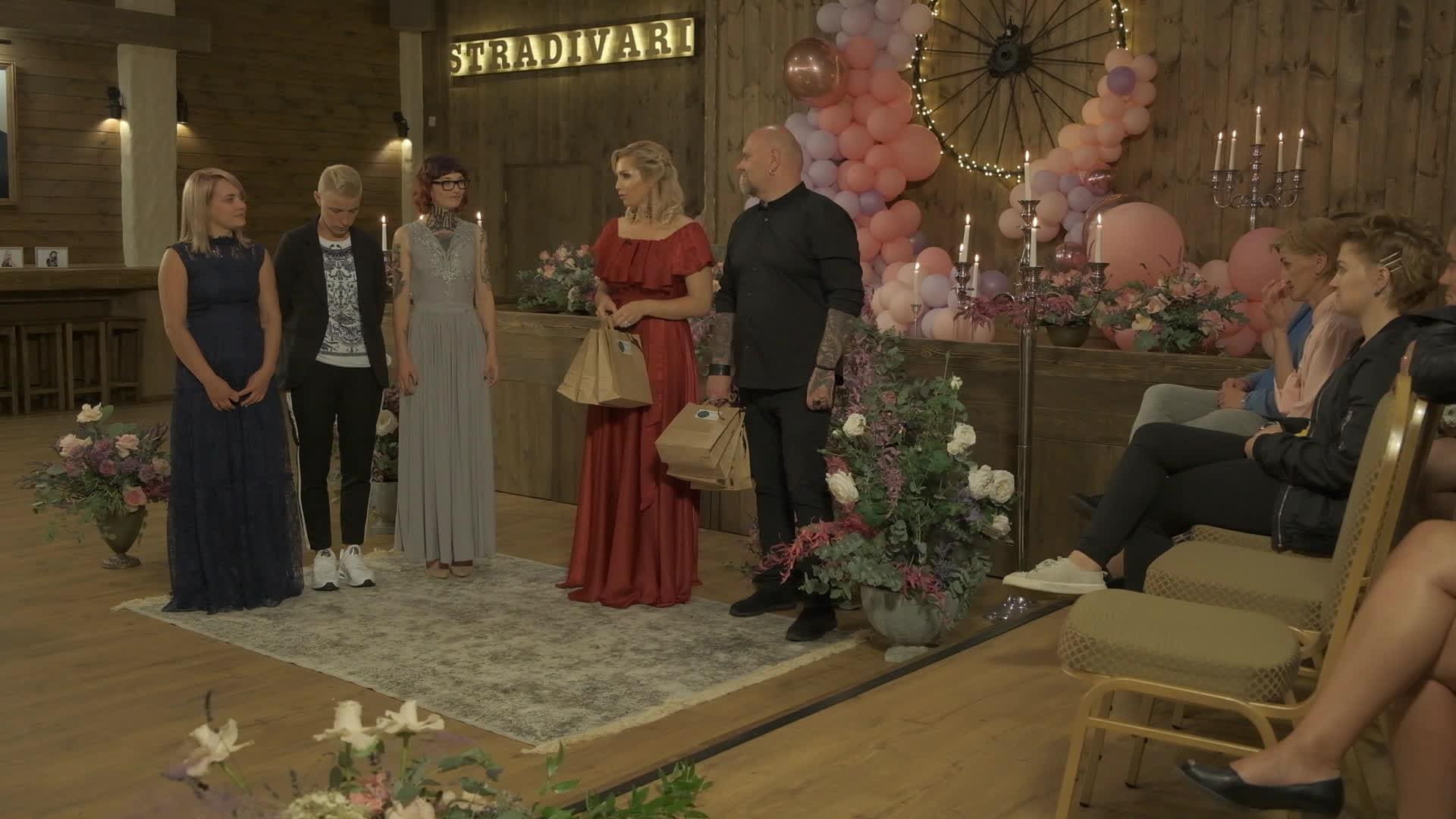 Caur ērkšķiem uz...