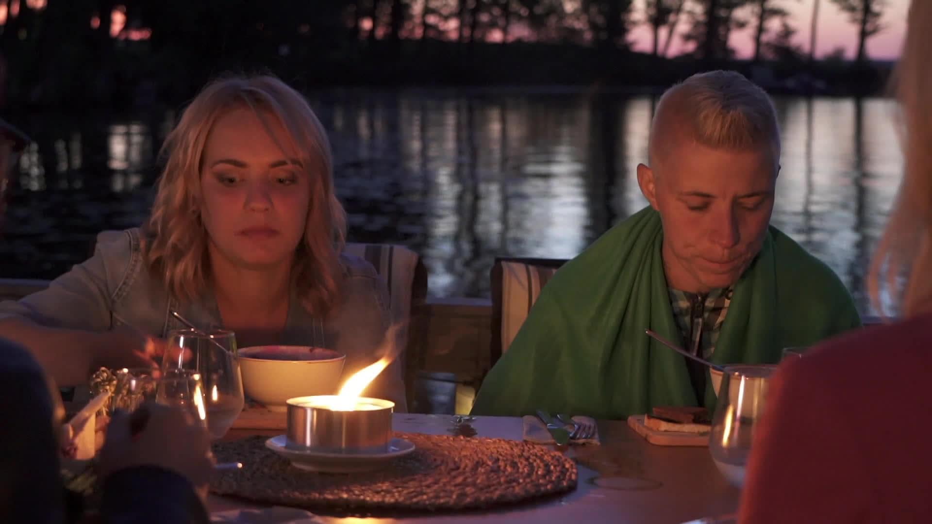 Caur ērkšķiem uz...