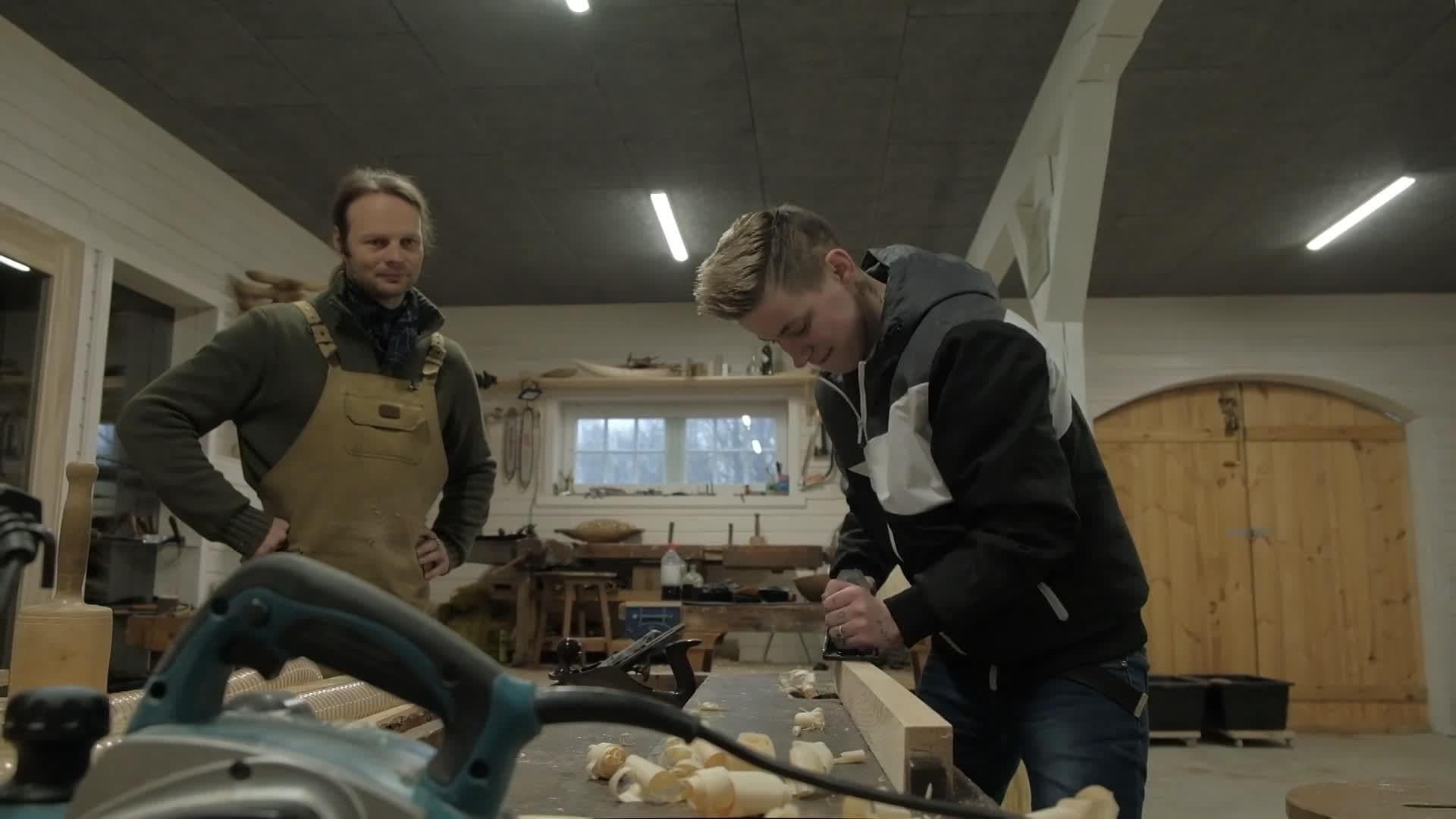 Caur ērkšķiem uz...