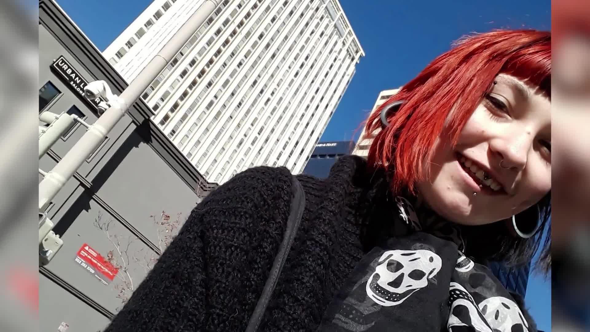 Caur ērkšķiem uz...