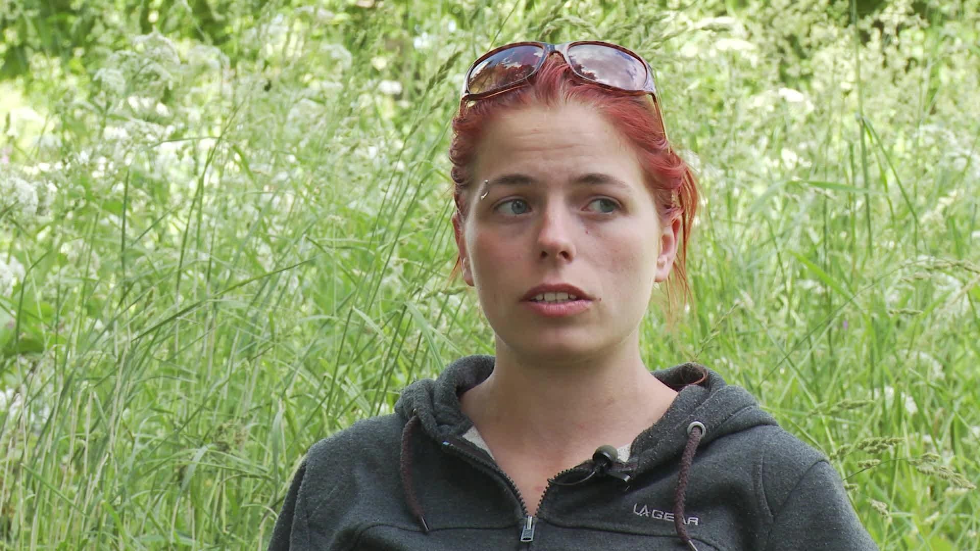 Caur ērkšķiem uz...