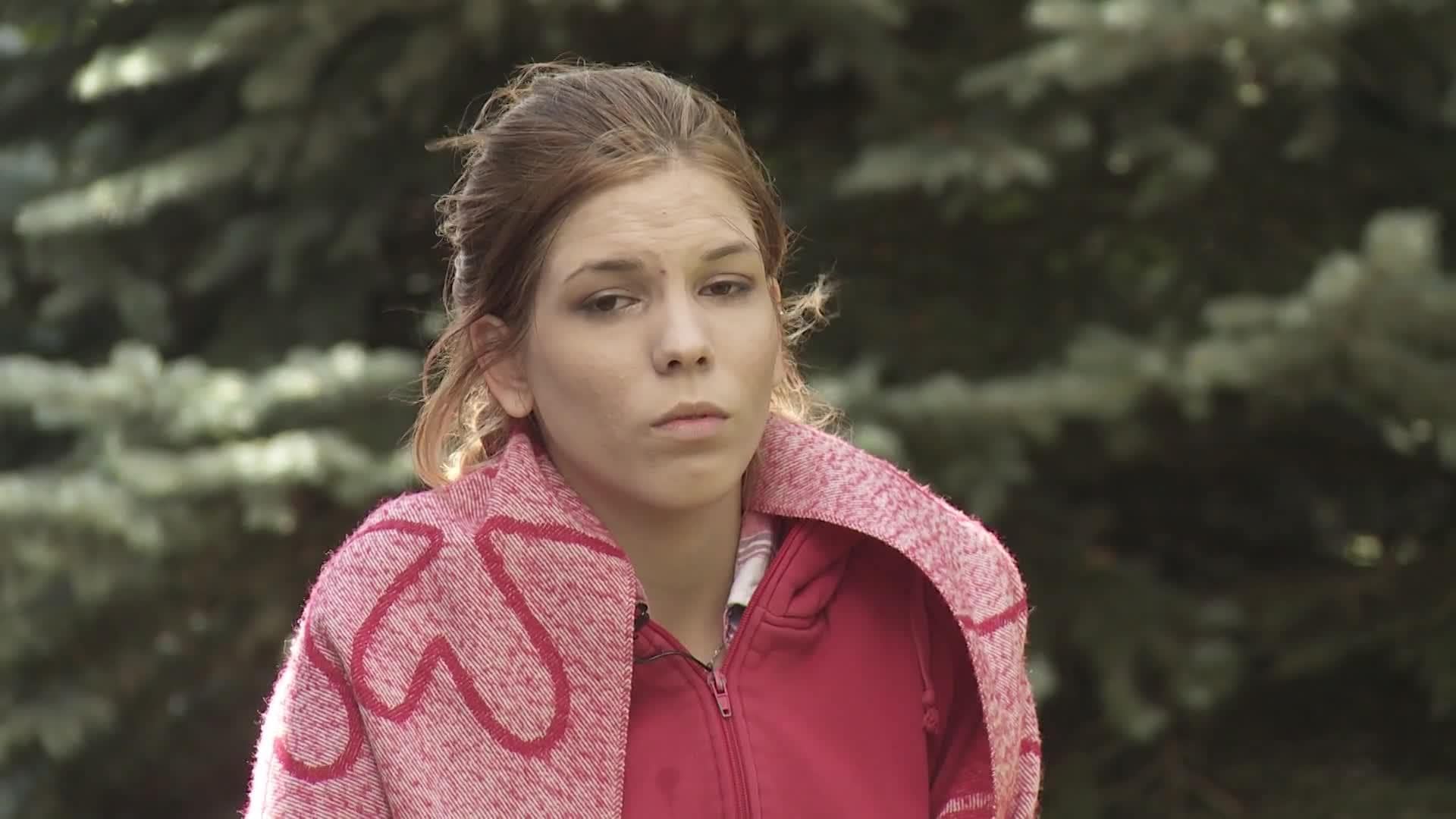 Caur ērkšķiem uz...