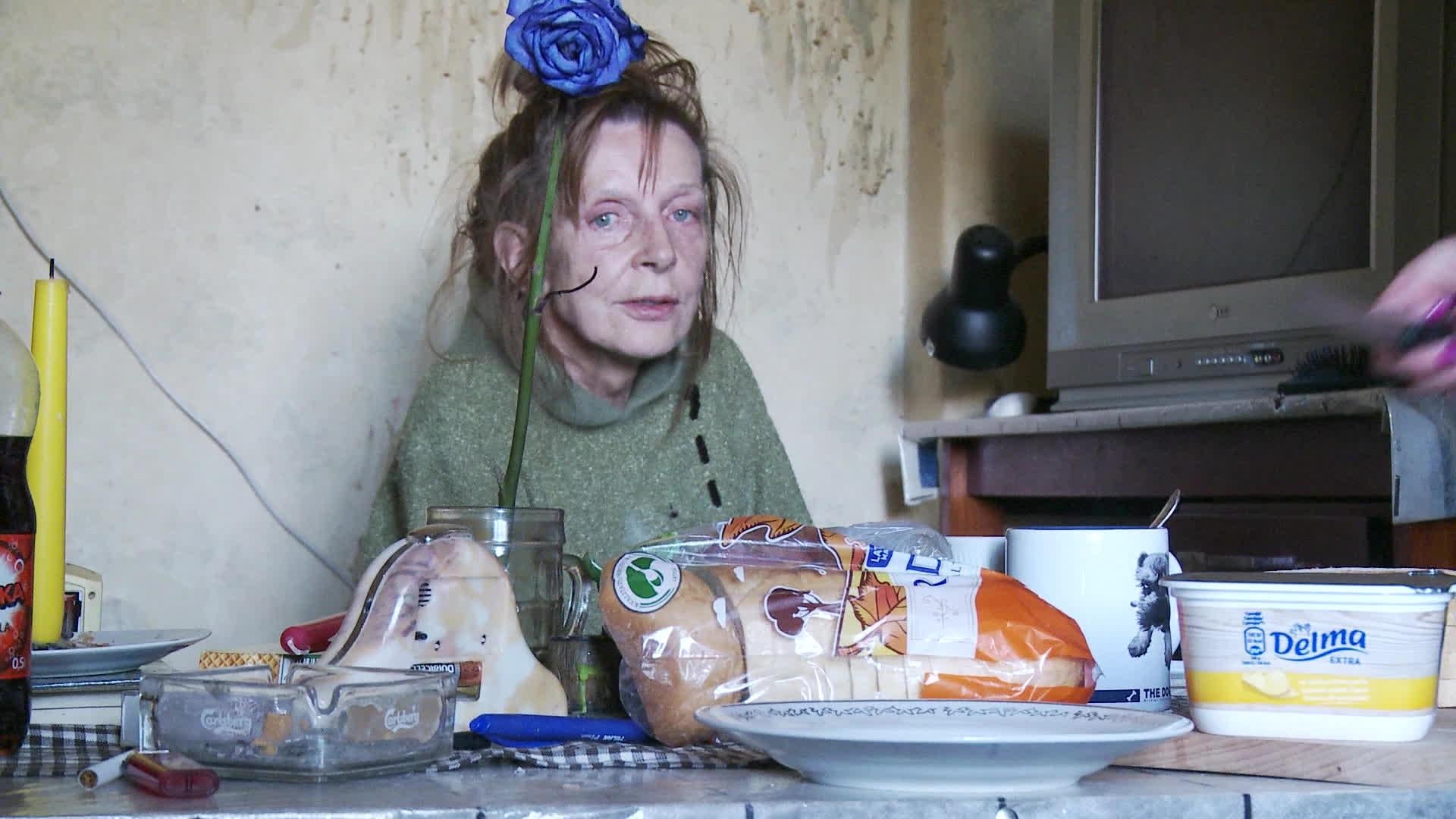 Caur ērkšķiem uz...