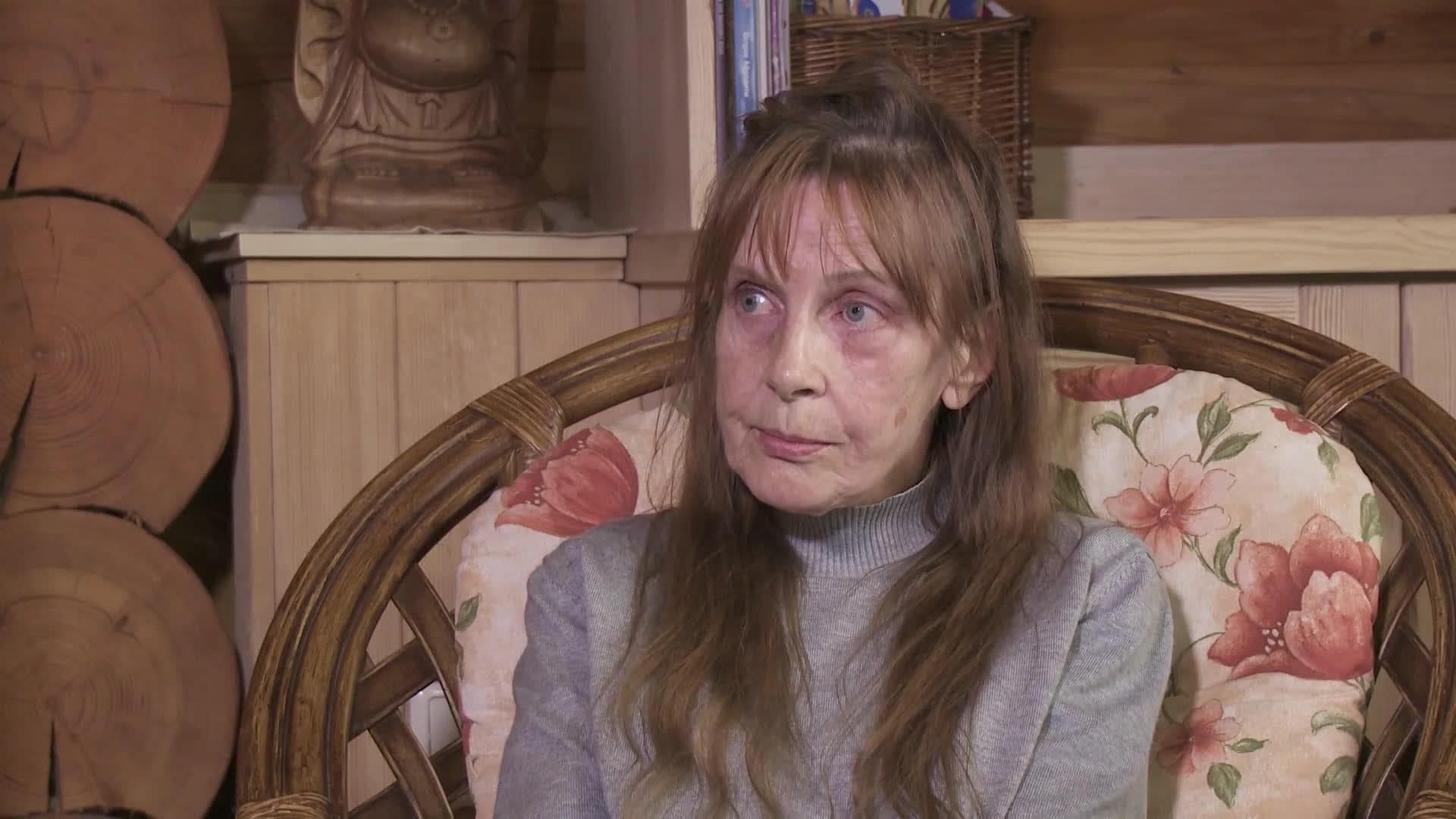 Caur ērkšķiem uz...