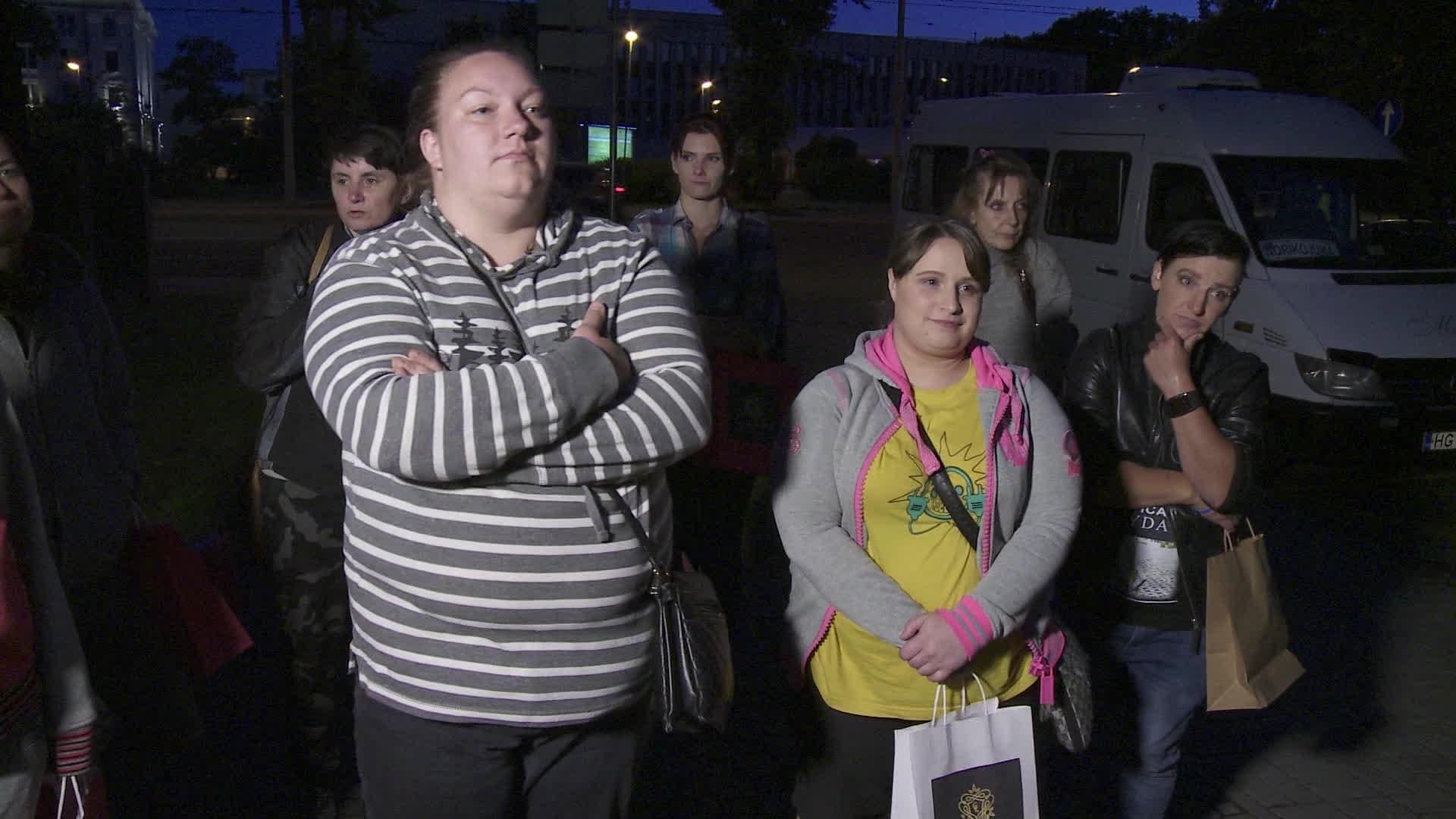 Caur ērkšķiem uz...