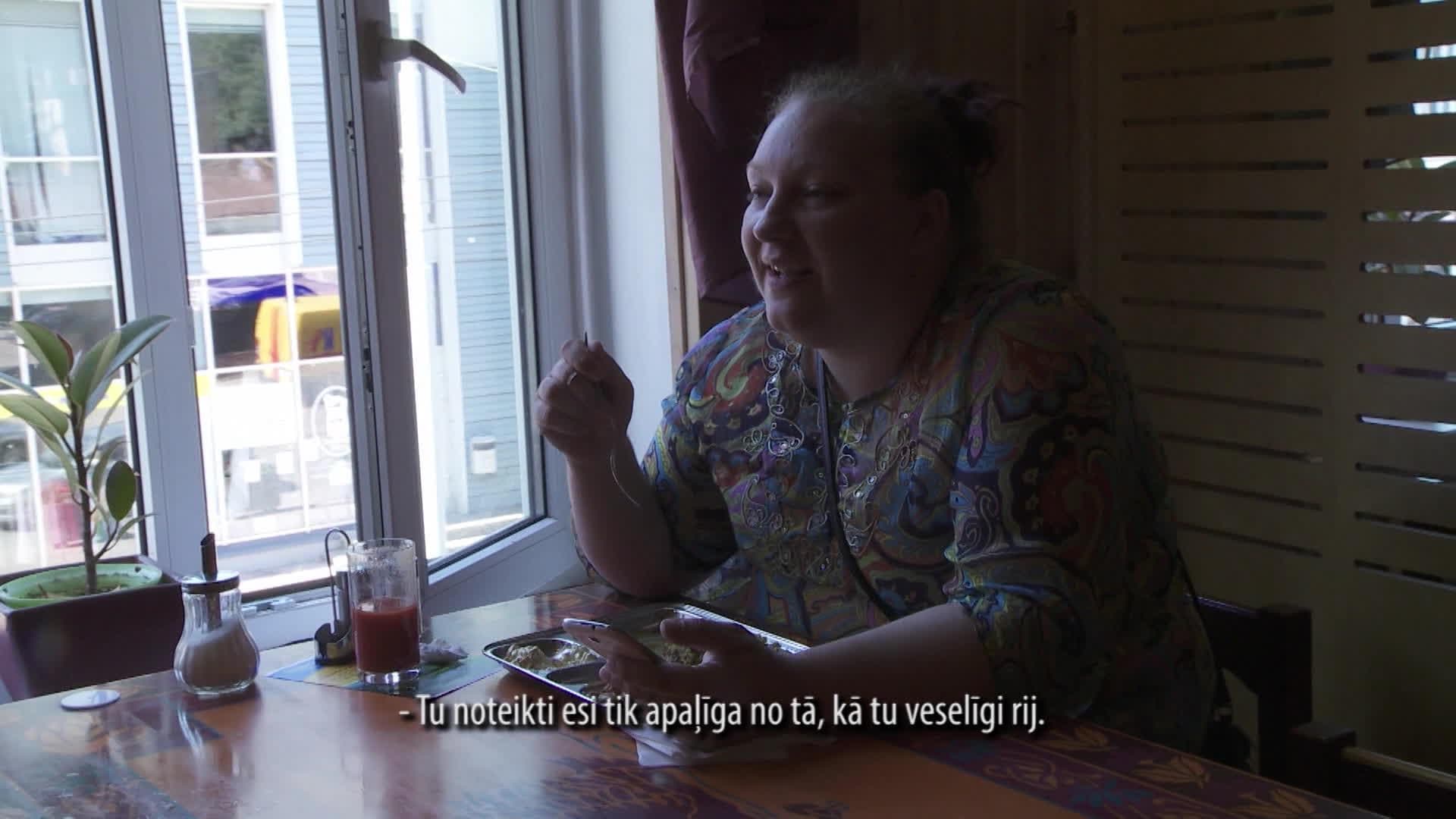 Caur ērkšķiem uz...