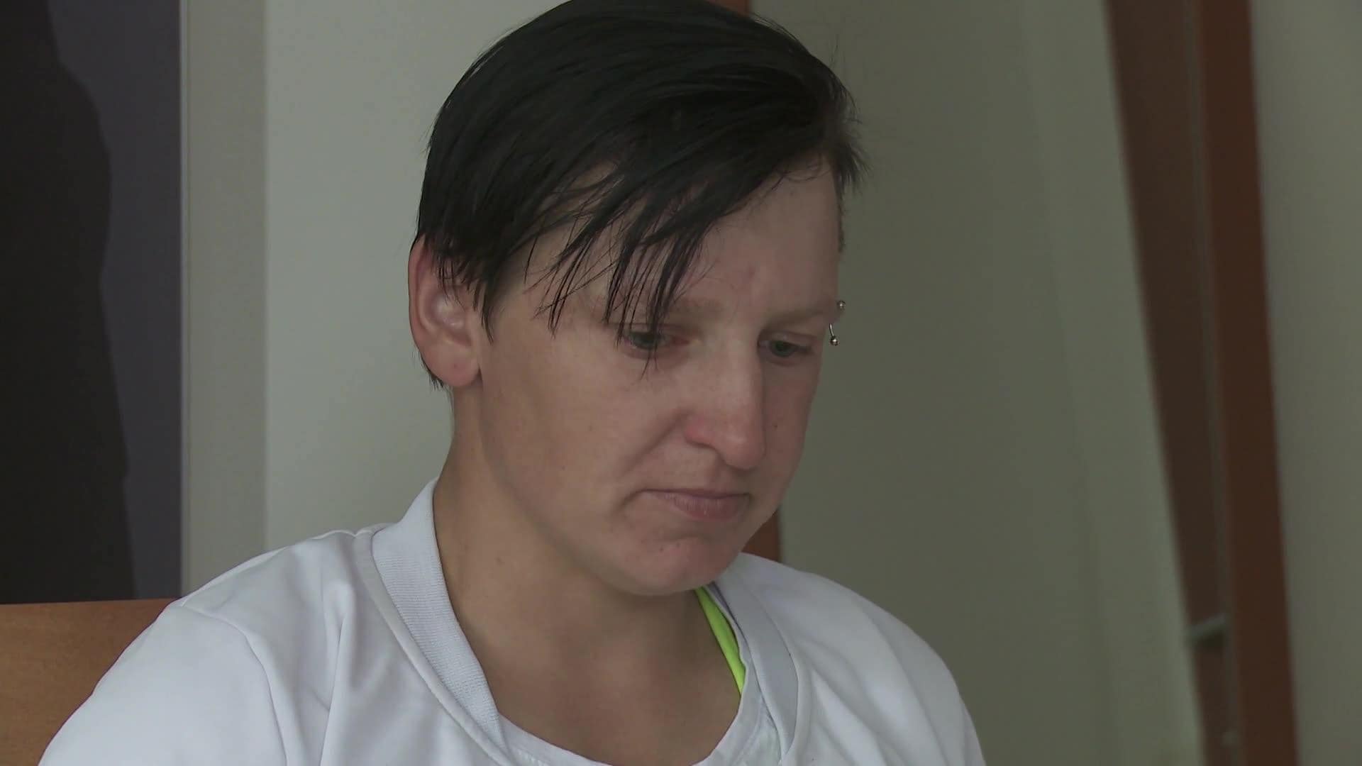 Caur ērkšķiem uz...