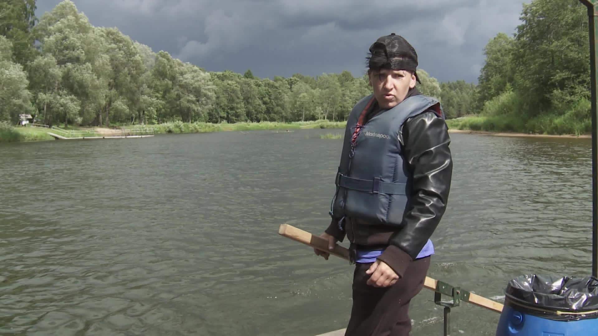 Caur ērkšķiem uz...