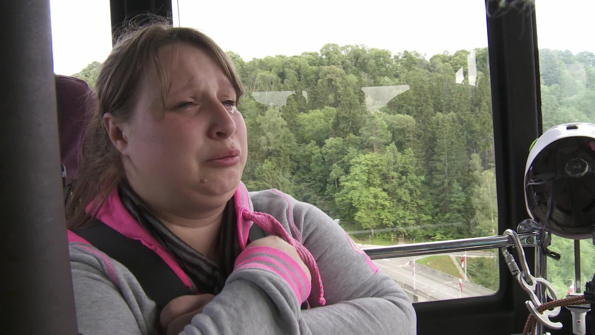 Caur ērkšķiem uz...