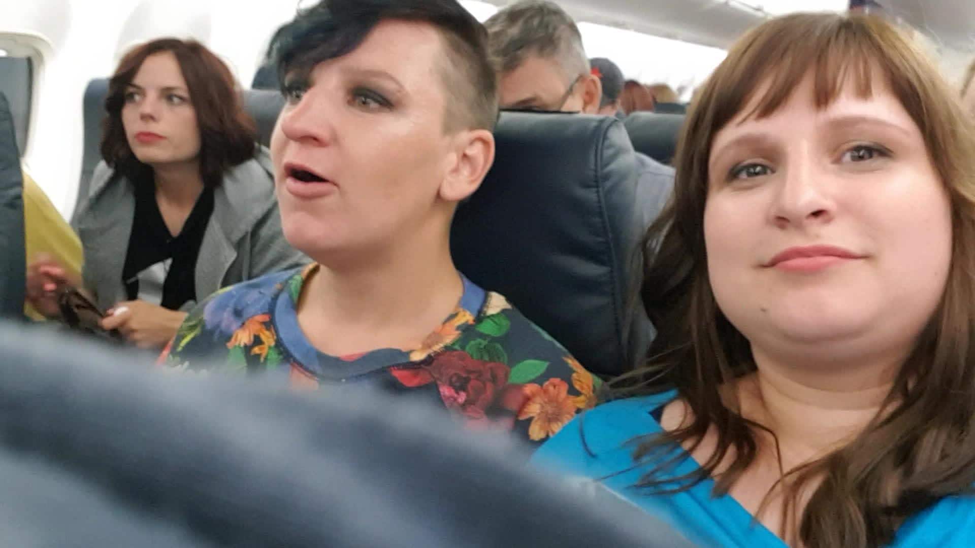 Caur ērkšķiem uz...