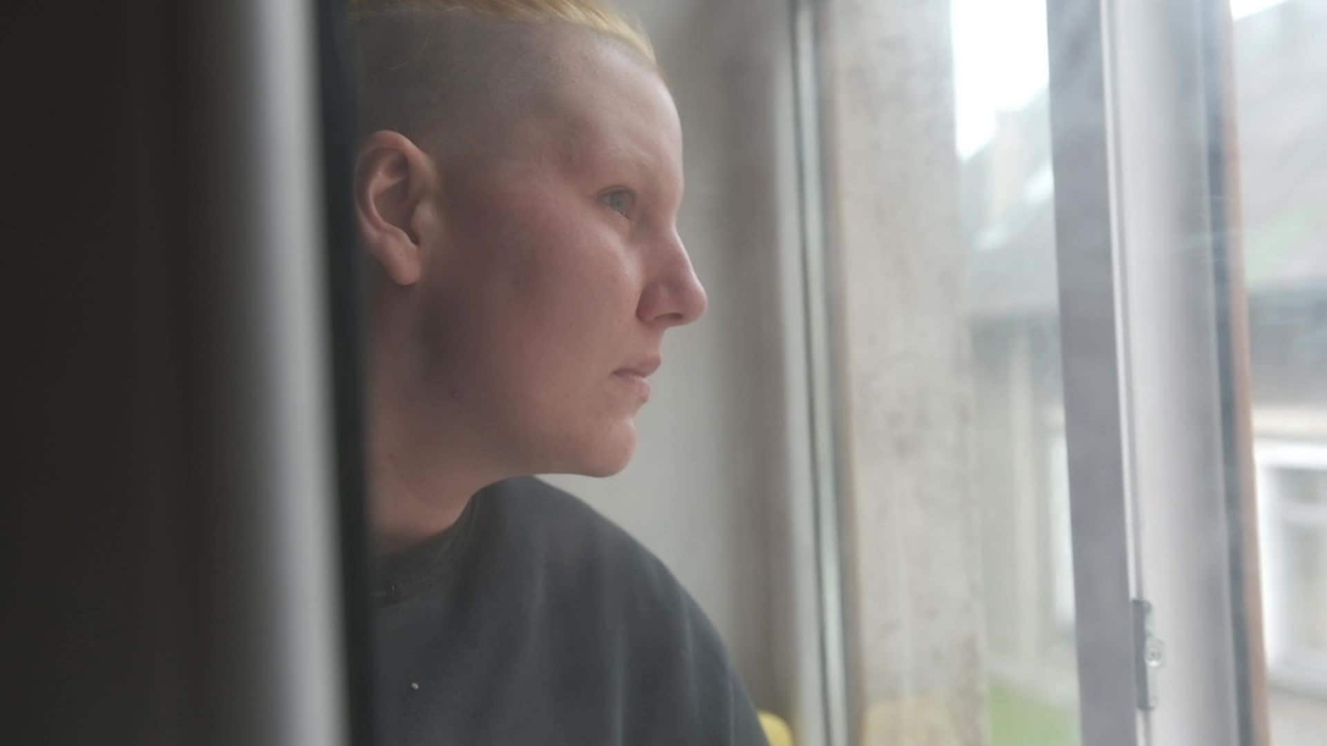 Caur ērkšķiem uz...