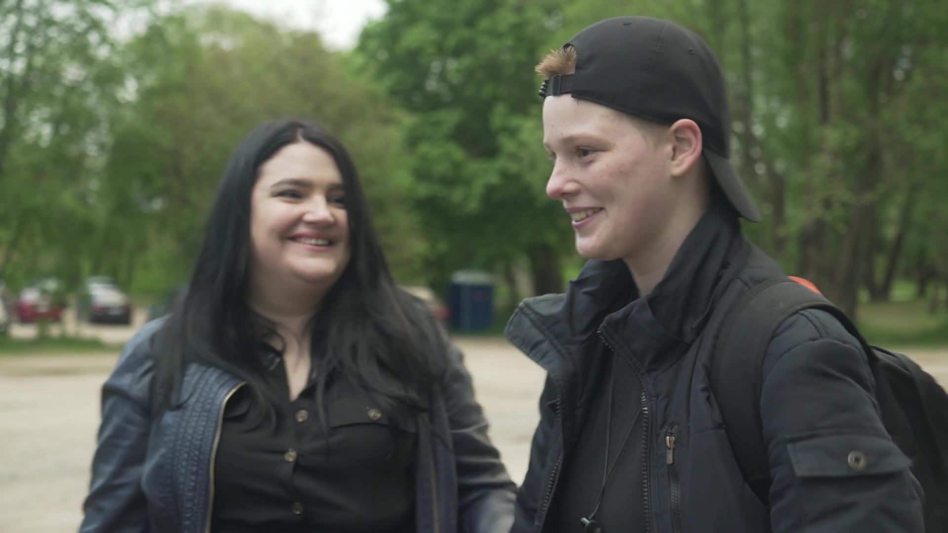 Caur ērkšķiem uz...