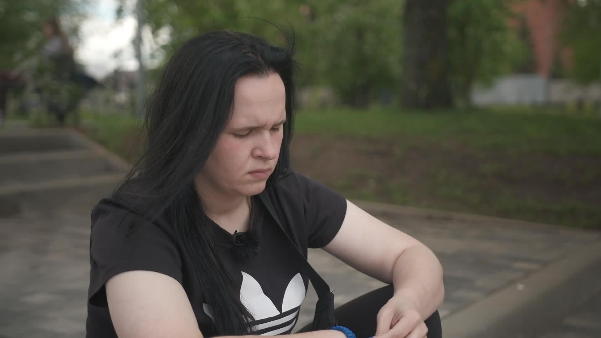 Caur ērkšķiem uz...