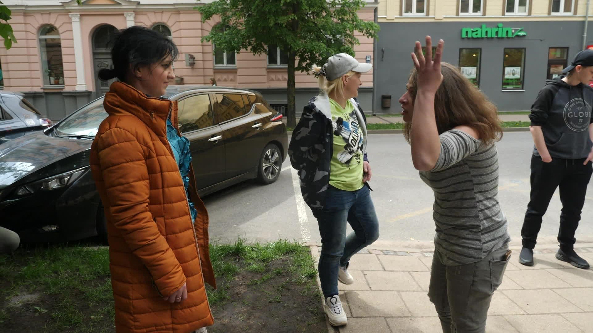 Caur ērkšķiem uz...