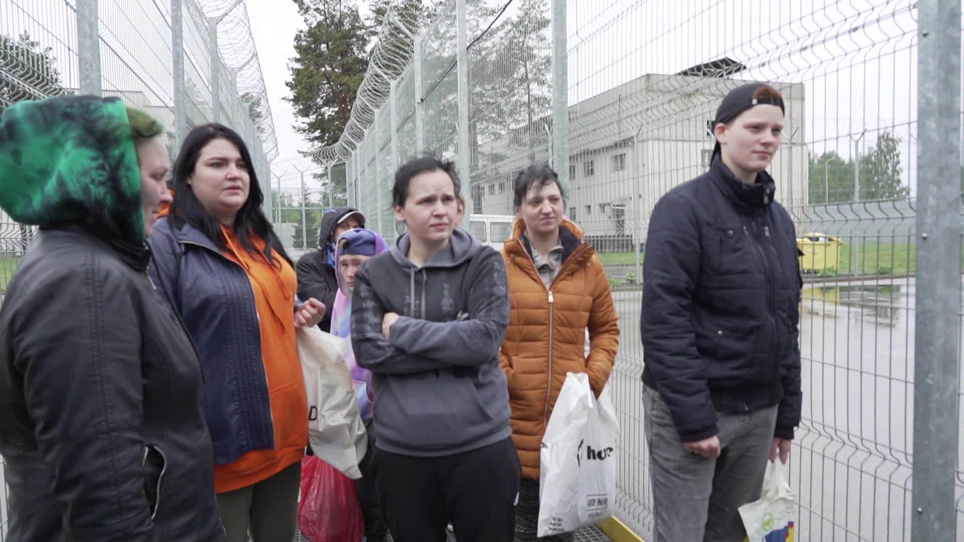 Caur ērkšķiem uz...