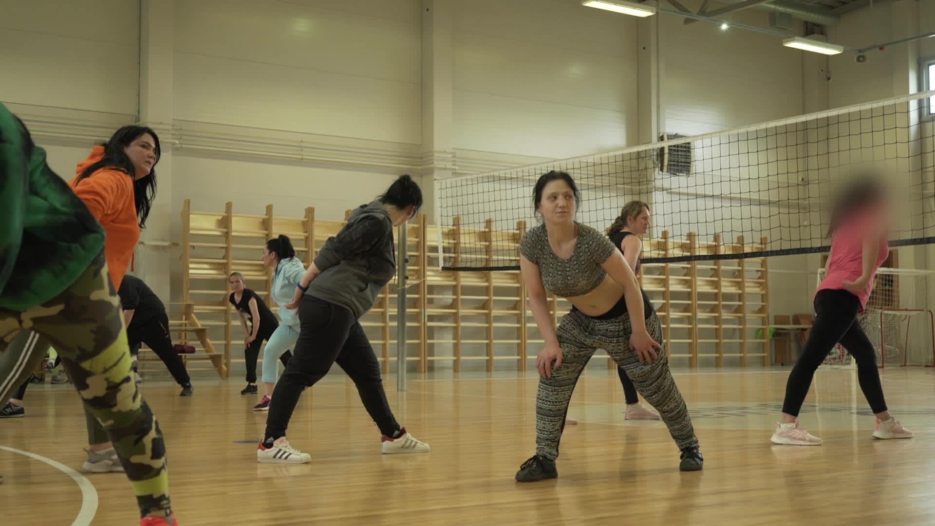 Caur ērkšķiem uz...