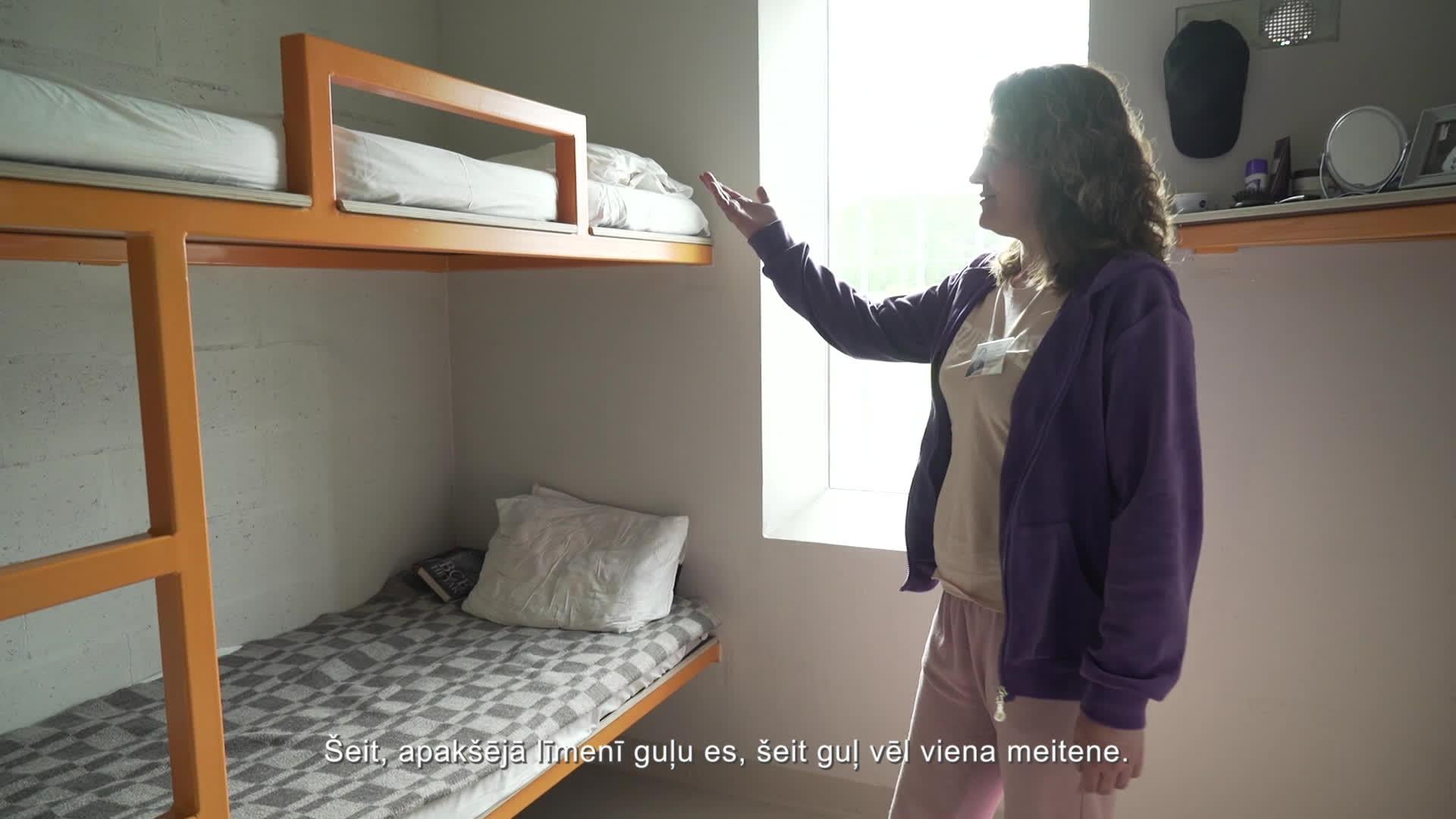 Caur ērkšķiem uz...